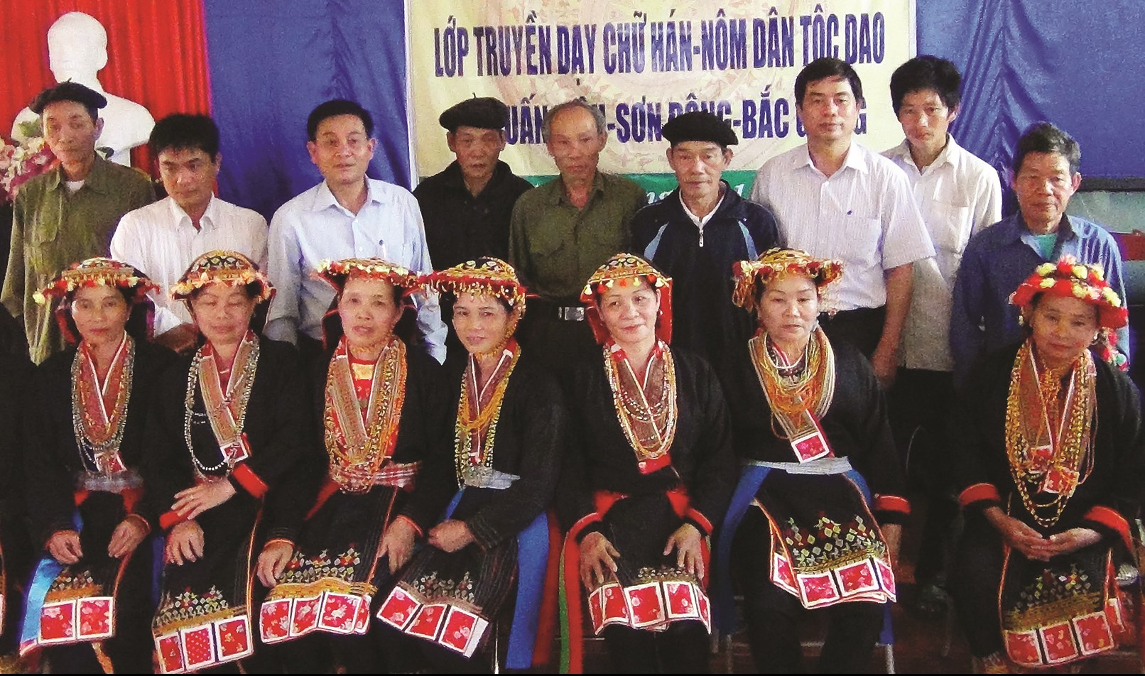 Già làng Bàn Văn Cường thứ năm hàng sau từ phải qua tại Lễ khai giảng lớp truyền dạy chữ dân tộc Dao.
