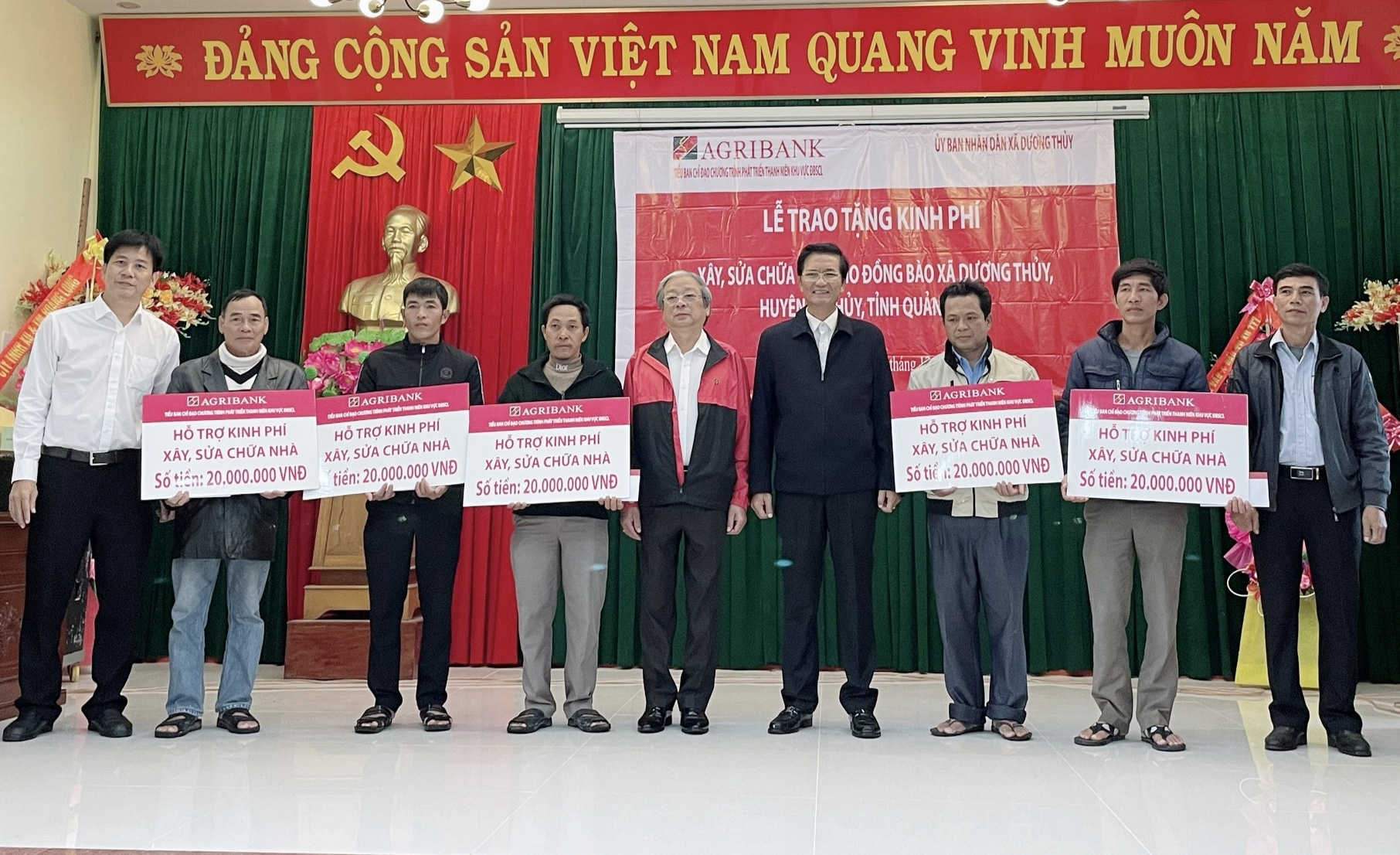 Ông Trần Ngọc Hải, Trưởng Tiểu ban Chỉ đạo chương trình PTTN khu vực ĐBSCL trao tiền hỗ trợ cho các hộ gia đình tại xã Dương Thuỷ, huyện Lệ Thuỷ