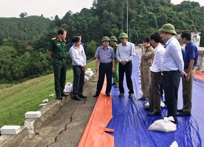 Lãnh đạo Sở Nông nghiệp và Phát triển nông thôn tỉnh Thanh Hóa đi kiểm tra hồ, đập đề phòng sự cố xảy ra khi có lụt bão. Ảnh TL
