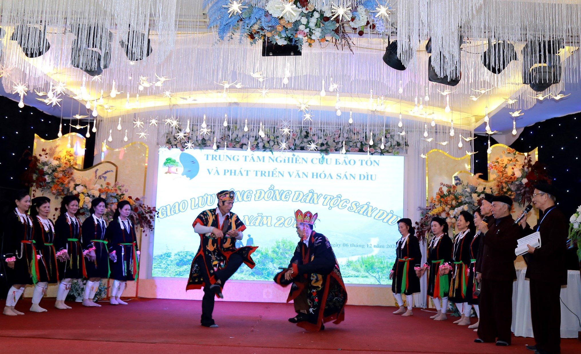 Đoàn nghệ nhân Sán Dìu tỉnh Thái Nguyên biểu diễn trích đoạn “Nghi lễ cấp sắc” tại buổi giao lưu. Ảnh: Thái Sinh Trần, Khổng Yến Anh.