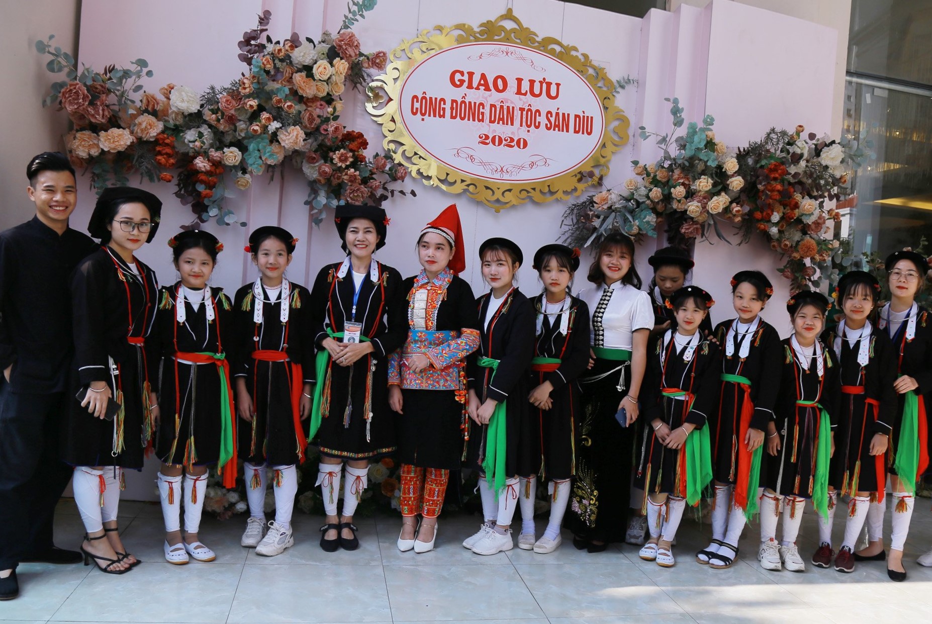 Các bạn trẻ dân tộc Sán Dìu chụp ảnh lưu niệm cùng thanh niên các dân tộc Thái, Mông, Dao tại buổi giao lưu. Ảnh: Thái Sinh Trần, Khổng Yến Anh.