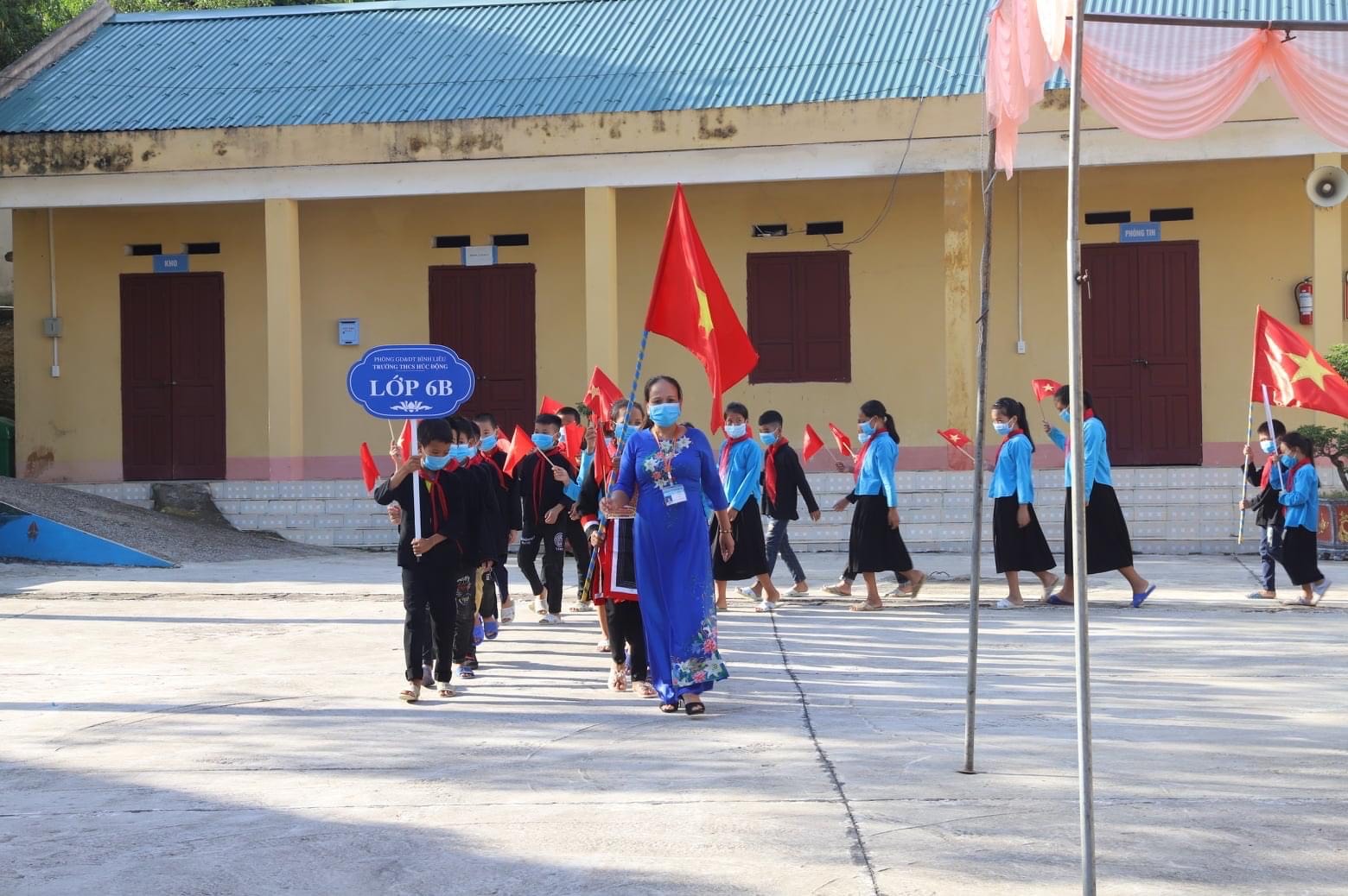 Học sinh Trường THCS Húc Động mặc trang phục dân tộc khi đến trường