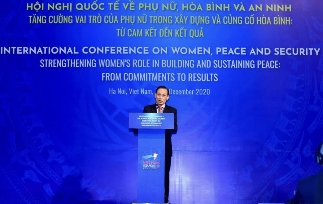 Thứ trưởng Ngoại giao Lê Hoài Trung phát biểu bế mạc Hội nghị quốc tế về ‘Tăng cường vai trò của phụ nữ trong xây dựng và củng cố hòa bình: Từ cam kết đến kết quả’. (Ảnh: Tuấn Anh)