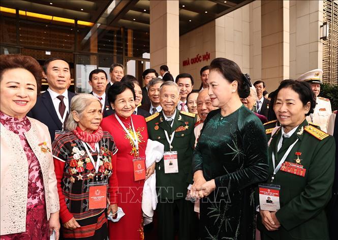 Chủ tịch Quốc hội Nguyễn Thị Kim Ngân với các đại biểu tại buổi gặp mặt. Ảnh: Trọng Đức/TTXVN