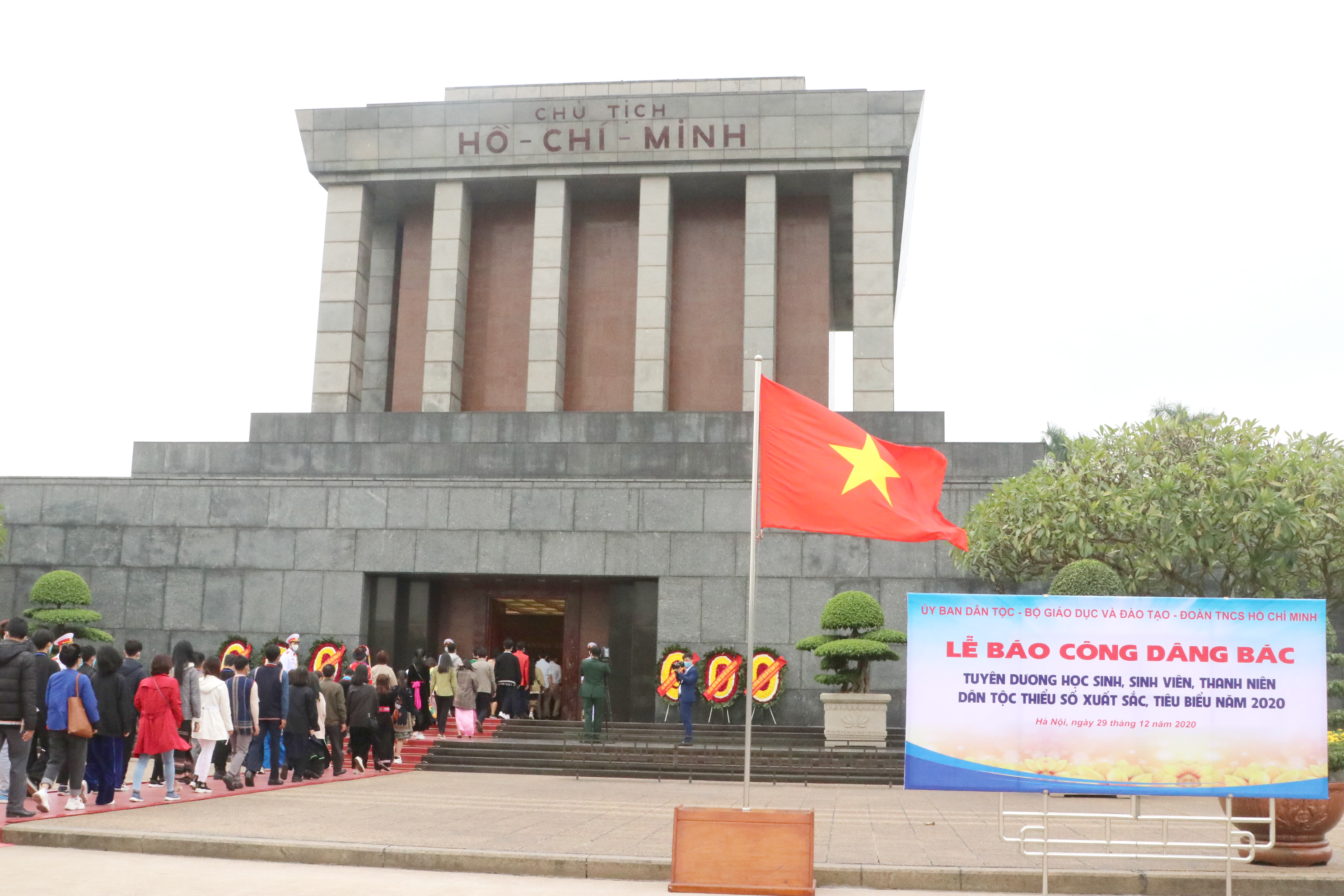 Đoàn vào Lăng viếng Chủ tịch Hồ Chí Minh