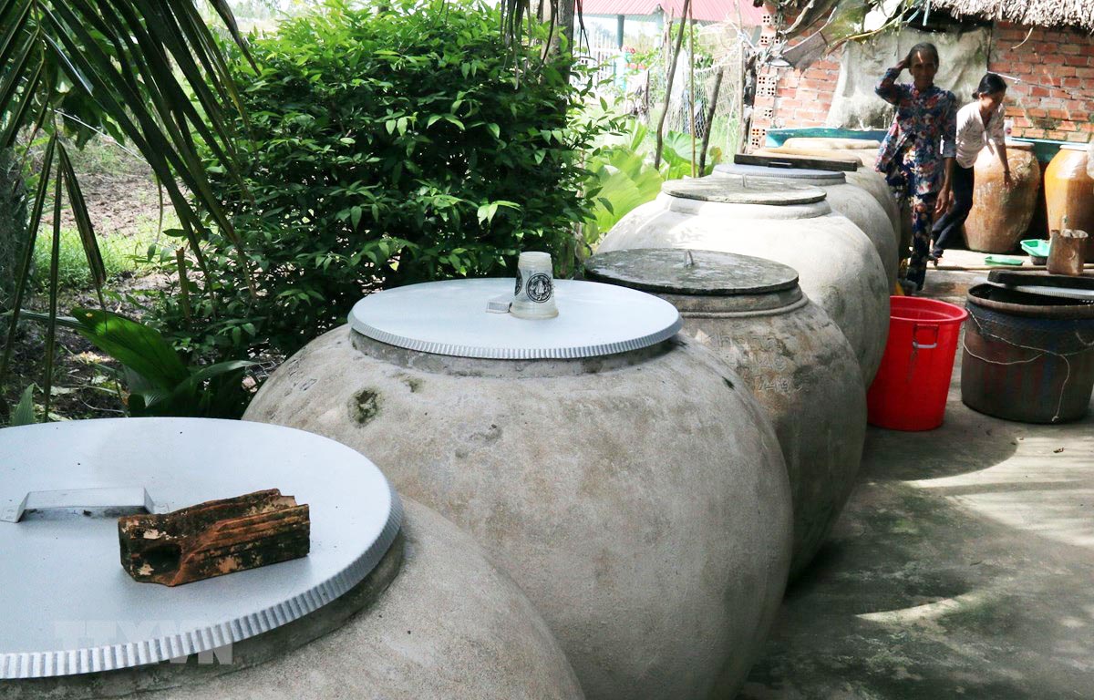 Nhiều hộ dân ngụ ấp Trung Xinh, xã Đông Thái (Kiên Giang) phải mua nhiều lu chứa nước nhưng vẫn thiếu nước sinh hoạt trong mùa khô.
