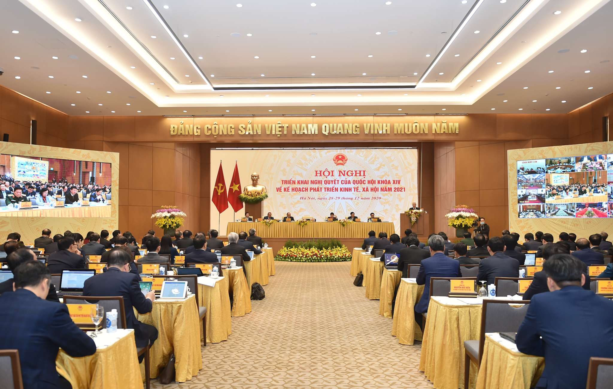 Hội nghị trực tuyến toàn quốc của Chính phủ với địa phương triển khai Nghị quyết của Quốc hội khóa XIV về kế hoạch phát triển kinh tế-xã hội năm 2021 (Ảnh: VGP/Quang Hiếu)
