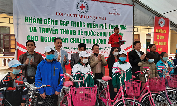 Trao tặng 50 chiếc xe đạp cho các em học sinh của 02 trường THCS Xuân Ninh và Hiền Ninh (Quảng Ninh, Quảng Bình) ngày 6/12/2020