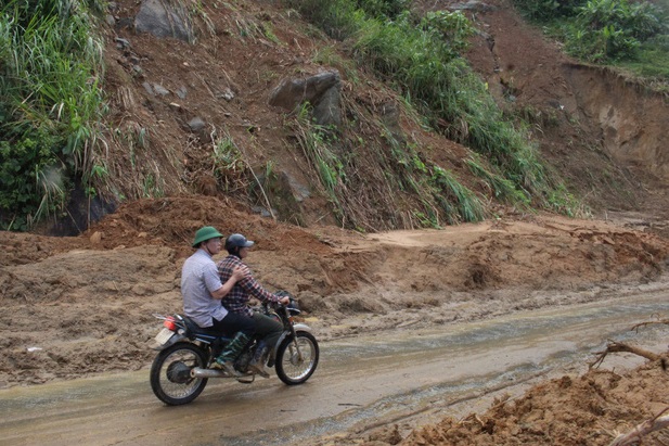 Ông Lê Trí Thanh, Chủ tịch UBND tỉnh Quảng Nam (ngồi sau) ngồi xe máy vào thị sát các tuyến đường bị sạt lở ngày 24/11/2020 (Ảnh tư liệu)