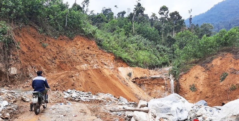 Tuyến đường lên các xã vùng cao của huyện Phước Sơn bị hư hỏng nặng do sạt lở