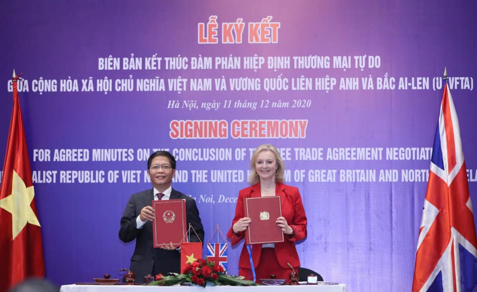 Bộ trưởng Bộ Công Thương Trần Tuấn Anh và Bộ trưởng Thương mại Quốc tế Anh Elizabeth Truss kết Biên bản kết thúc đàm phán Hiệp định UKVFTA.