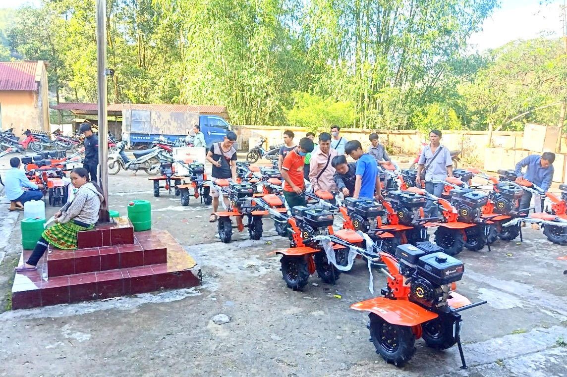 Hỗ trợ máy xới đất cho người dân xã Nậm Sỏ, huyện Tân Uyên, tỉnh Lai Châu