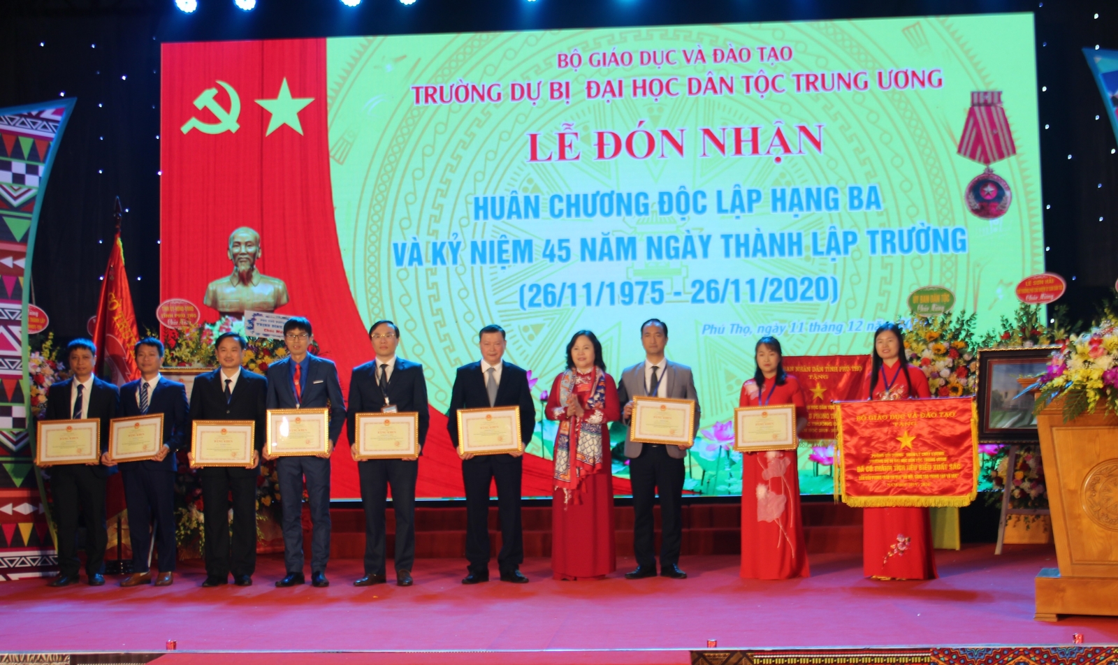Thứ trưởng Ngô Thị Minh trao Cờ thi đua và Bằng khen của Bộ GD&ĐT cho tập thể, cá nhân nhà trường