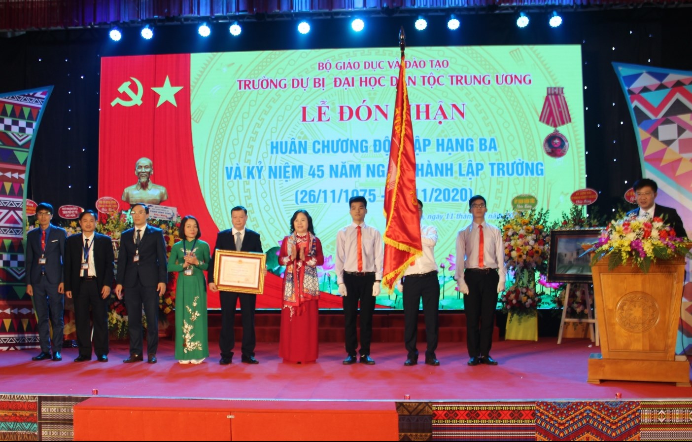 Thừa ủy quyền của Chủ tịch nước, Thứ trượng Bộ GD&ĐT Ngô Thị Minh trao tặng Huân chương Độc lập hạng Ba cho Trường Dự bị ĐH Dân tộc Trung ương
