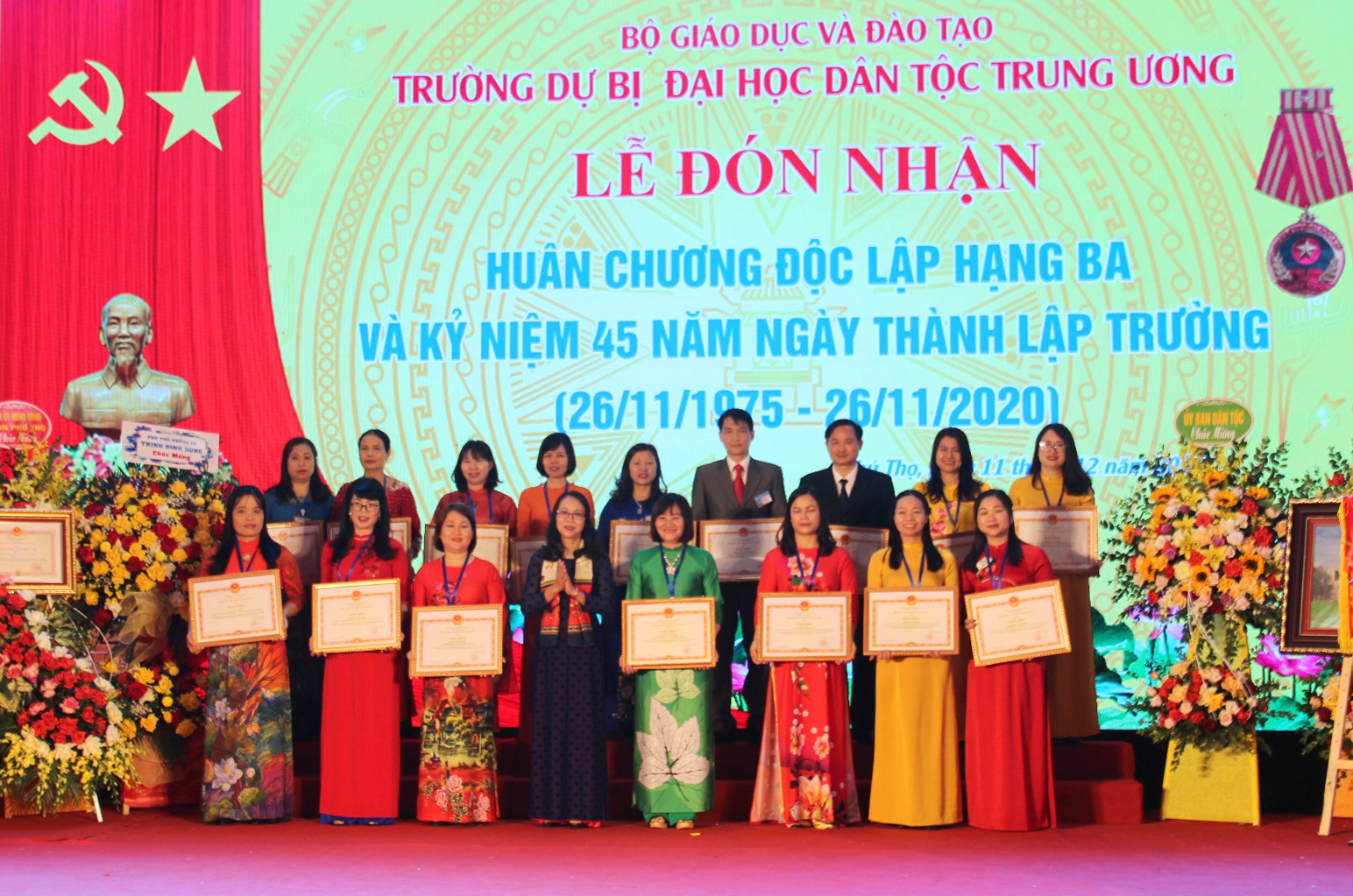 Thứ trưởng - Phó Chủ nhiệm UBDT Hoàng Thị Hạnh trao tặng Cờ thi đua và Bằng khen cho tập thể, giáo viên nhà trường