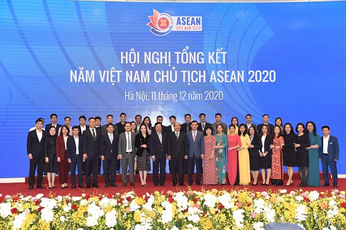 Thủ tướng và các cán bộ phục vụ ASEAN - Ảnh: VGP/Quang Hiếu