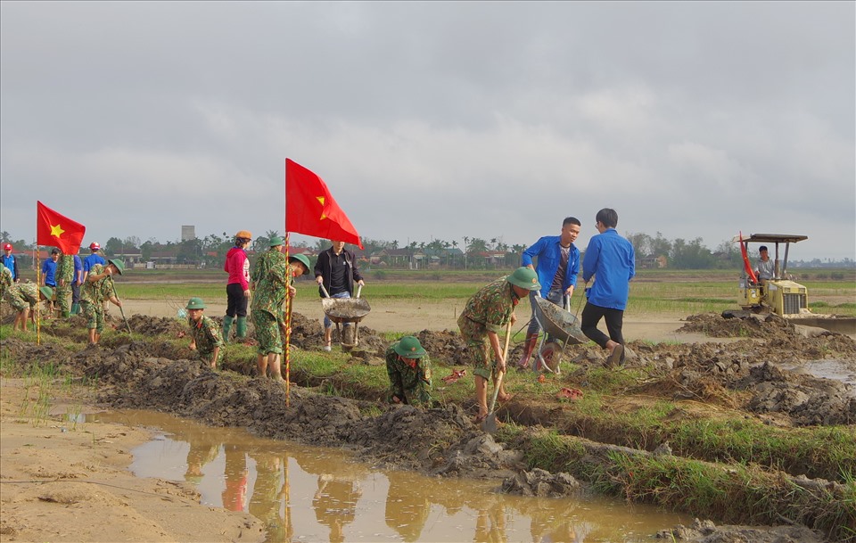 Các lực lượng hỗ trợ người dân cải tạo ruộng đồng sau mưa lũ tại tỉnh Quảng Trị (Ảnh tư liệu)