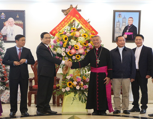 Chủ tịch Ủy ban T.Ư MTTQVN Trần Thanh Mẫn tặng quà chúc mừng Giáng sinh Tòa Giám mục Giáo phận Vinh.