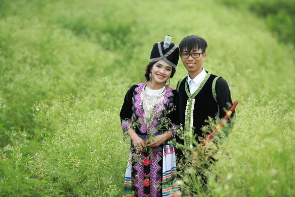Vợ chồng chị Hằng - anh Cải cùng triển khai dự án “Happy chip” nơi chính bản làng người Mông - Ảnh: HOÀNG CƯỜNG