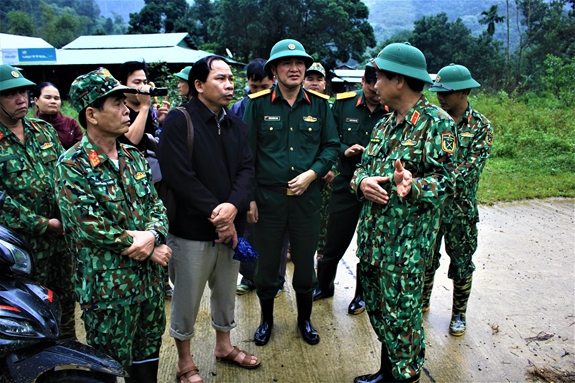 Lãnh đạo Quân khu 5 phối hợp với huyện Nam Trà My khảo sát vị trí xây dựng khu tái định cư cho người dân xã Trà Leng. Ảnh: Phan Định.