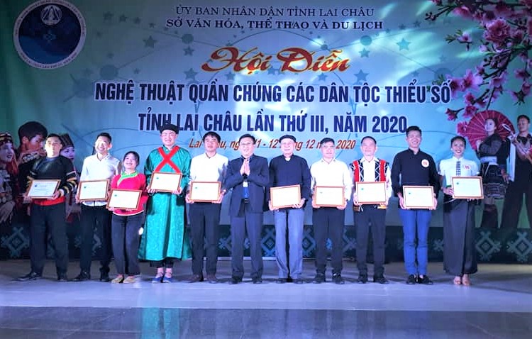 Ban Tổ chức trao giải cho các tiết mục xuất sắc