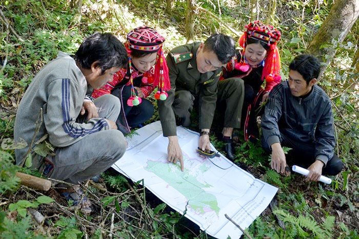 Người dân tham gia công tác tuần tra, bảo vệ rừng được giao khoán 