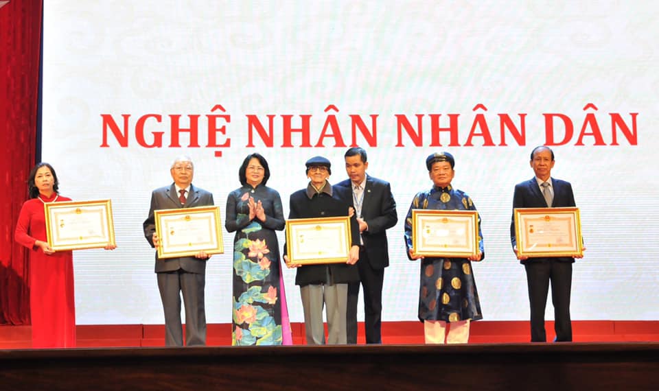 Phó Chủ tịch nước Đặng Thị Ngọc Thịnh trao tặng danh hiệu Nghệ nhân Nhân dân. Ảnh: TTXVN 