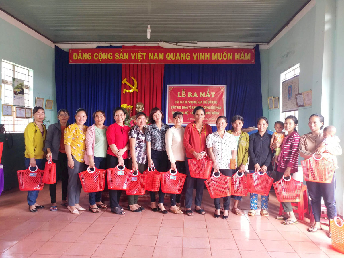 Lễ ra mắt Câu lạc bộ "Phụ nữ hạn chế sử dụng túi nilon và sản phẩm nhựa dùng một lần" để bảo vệ môi trường của Hội phụ nữ huyện Chư Pưh