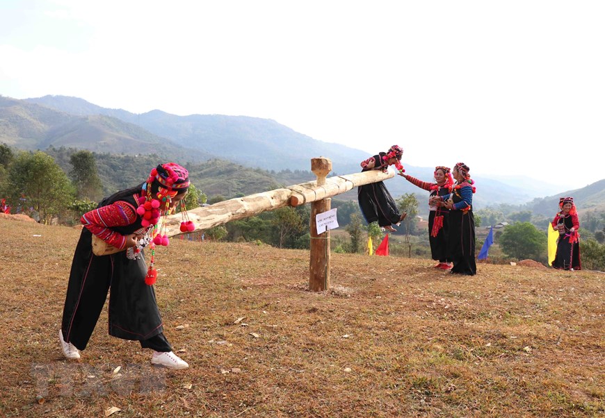 Các thiếu nữ Hà Nhì chơi đu quay (“a chú”), đây là một trò chơi dân gian, mang đậm sắc thái văn hóa của cộng đồng người Hà Nhì. Ảnh: Xuân Tiến/TTXVN