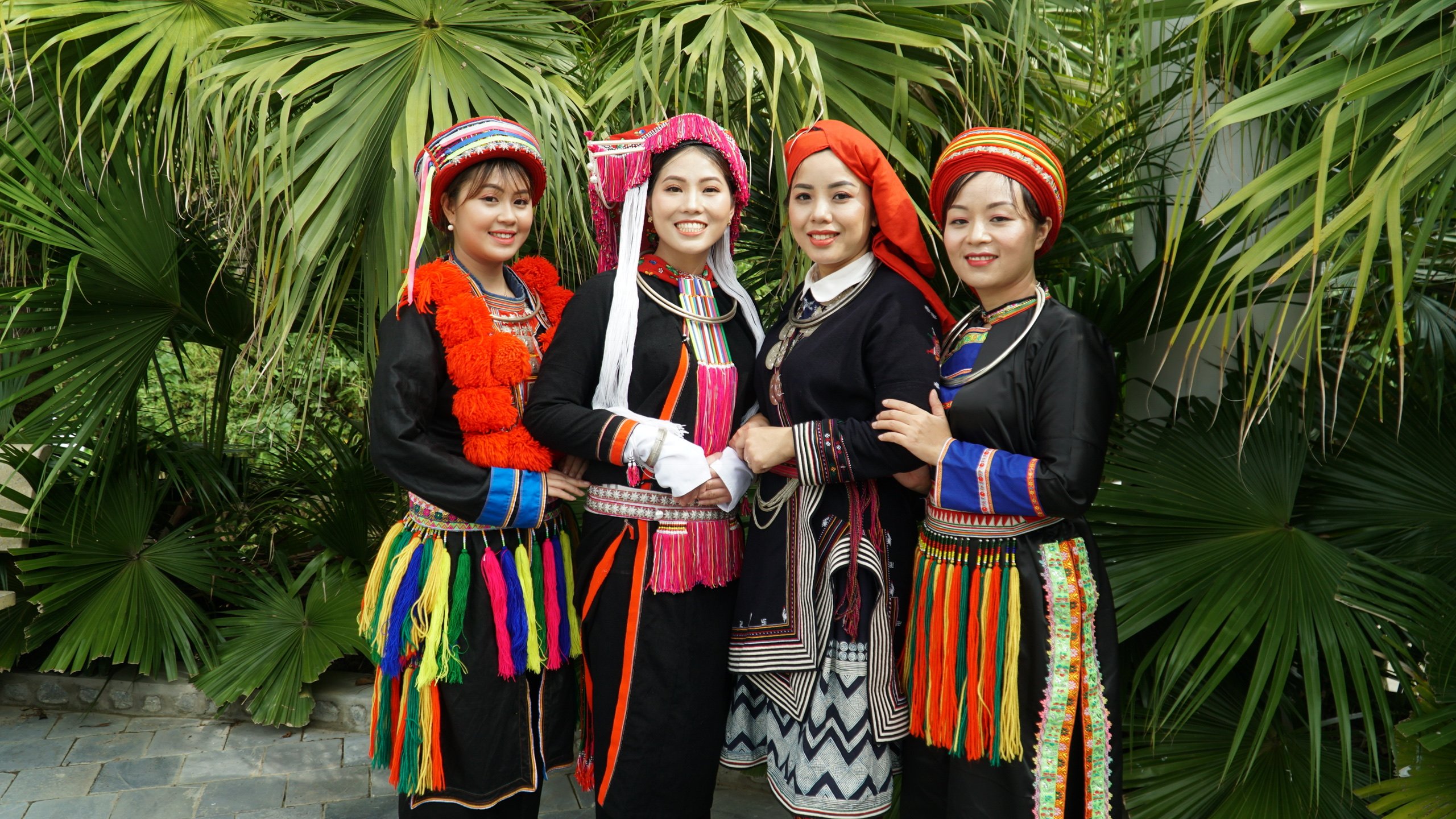 Thiếu nữ Dao Bắc Kạn khoe sắc với bộ trang phục truyền thống