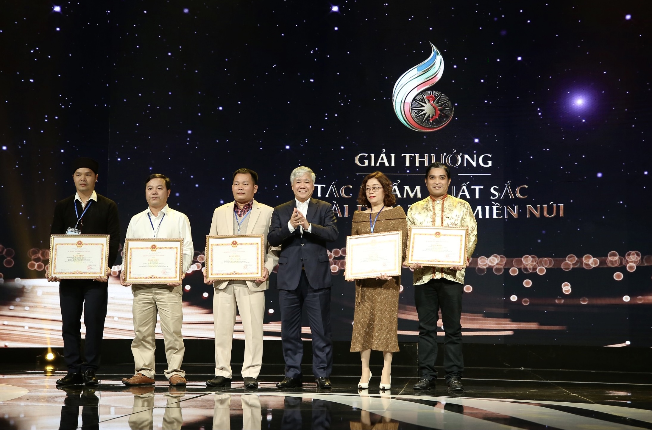 Bộ trưởng, Chủ nhiệm Ủy ban Dân tộc Đỗ Văn Chiến trao giải cho 5 nhóm tác giả đại diện cho các tác giả của 14 tác phẩm đoạt giải về đề tài Dân tộc - Miền núi.