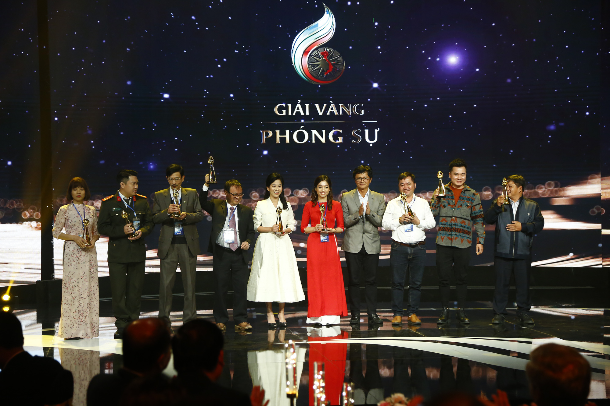 Tổng Giám đốc Đài Truyền hình Việt Nam Trần Bình Minh trao giải Vàng cho các tác giả ở thể loại phóng sự