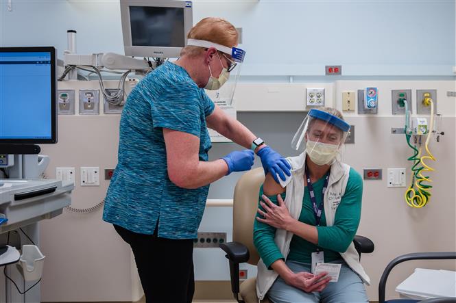 Một nhân viên y tế được tiêm vaccine ngừa COVID-19 tại Southfield, bang Michigan, Mỹ ngày 15/12/2020. Ảnh: AFP/TTXVN