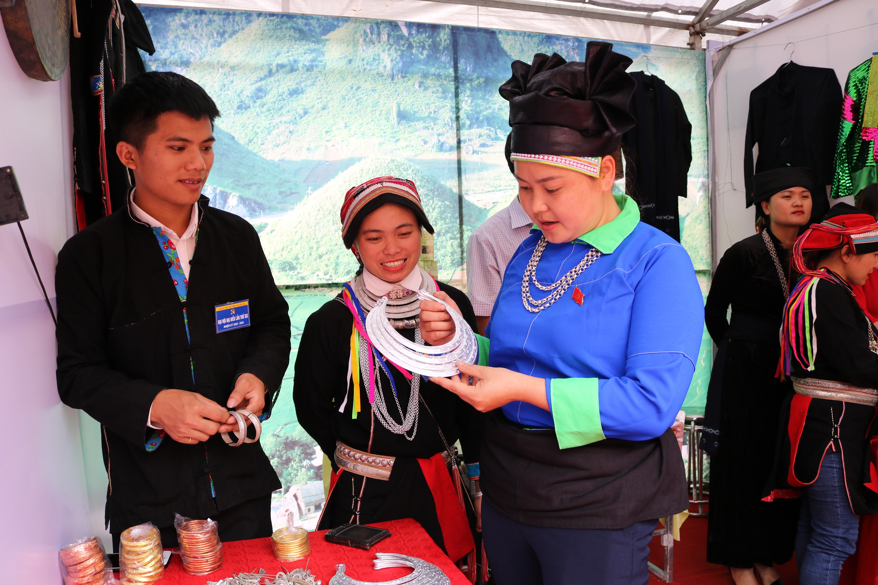 Người dân chọn mua trang sức bạc tại hội chợ huyện Quản Bạ 