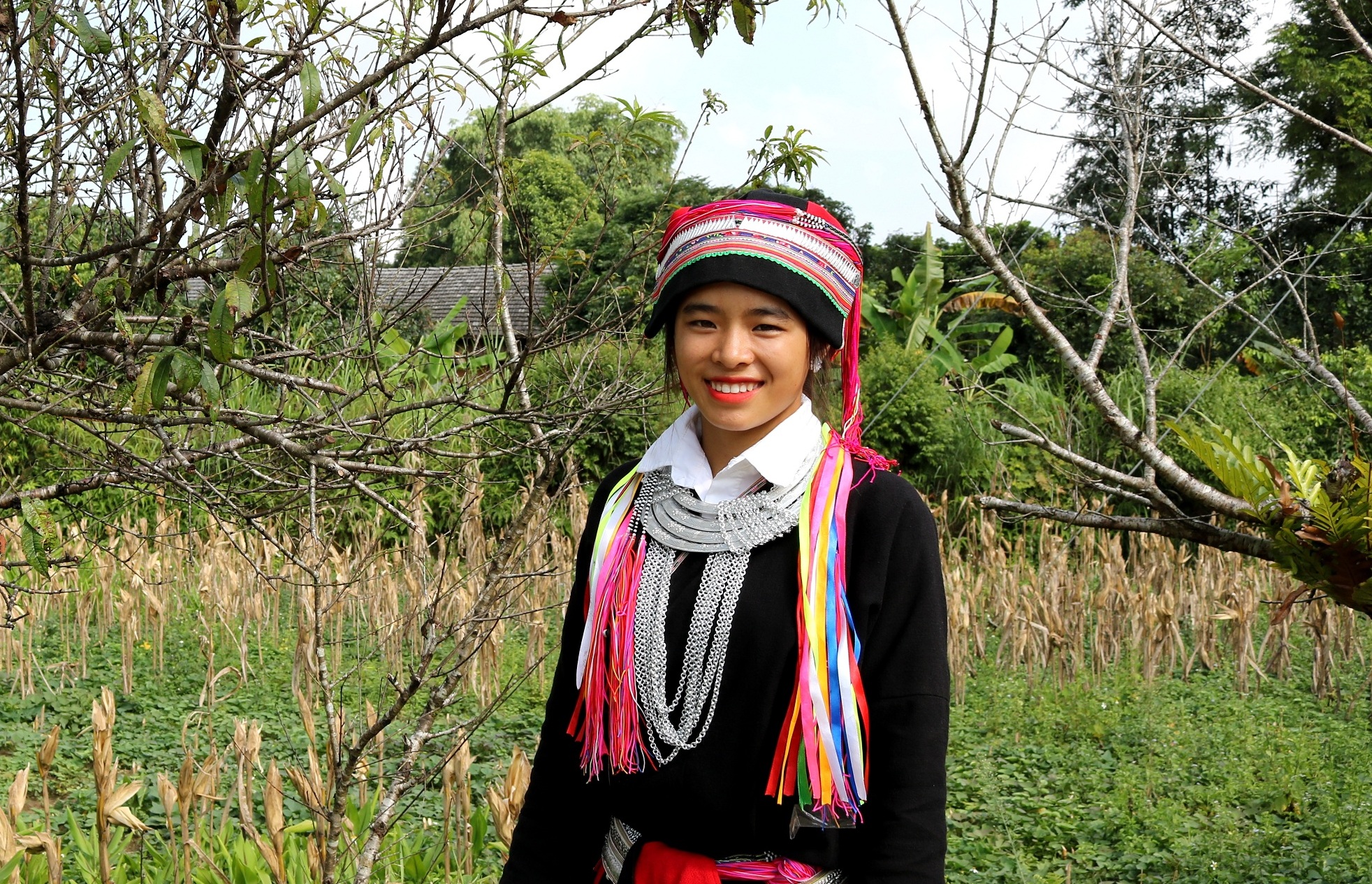 Thiếu nữ người Dao ở huyện Quản Bạ diện trang sức bạc trong dịp lễ, tết 