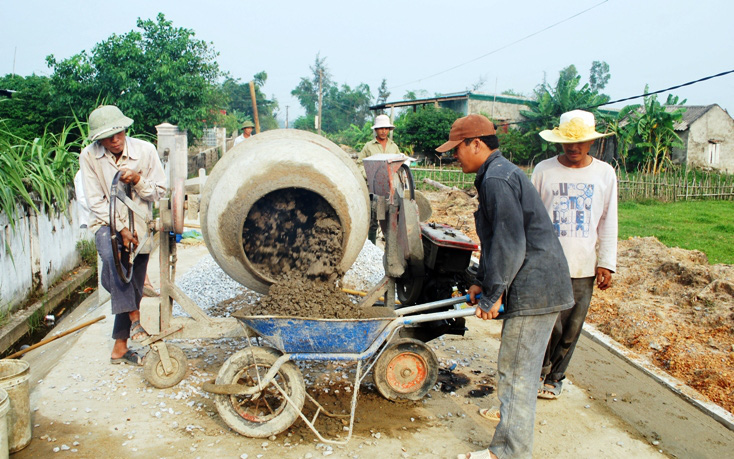 Người dân làm đường xây dựng nông thôn mới ở Quảng Bình. Ảnh TL