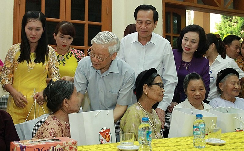 Tổng Bí thư, Chủ tịch Nước Nguyễn Phú Trọng trong dịp tặng quà người có công tại Trung tâm Nuôi dưỡng và Điều dưỡng người có công số 2 Hà Nội. Ảnh minh họa