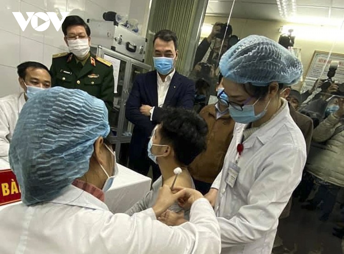 3 tình nguyện viên tiêm thử nghiệm vaccine Covid-19 Việt Nam đều ổn định