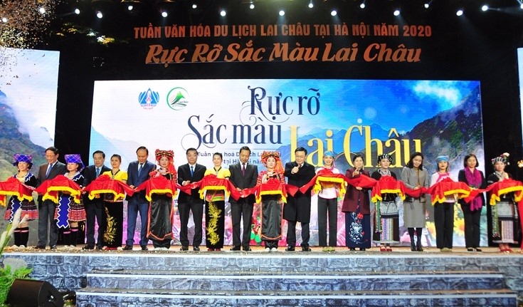 Đại diện lãnh đạo các đơn vị, địa phương cắt băng khai mạc sự kiện “Tuần văn hóa - du lịch Lai Châu tại Hà Nội” năm 2020.