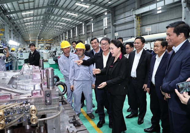 Chủ tịch Quốc hội Nguyễn Thị Kim Ngân thăm các phân xưởng sản xuất và lắp ráp xe của Thaco Chu Lai. (Ảnh: Trọng Đức/TTXVN)