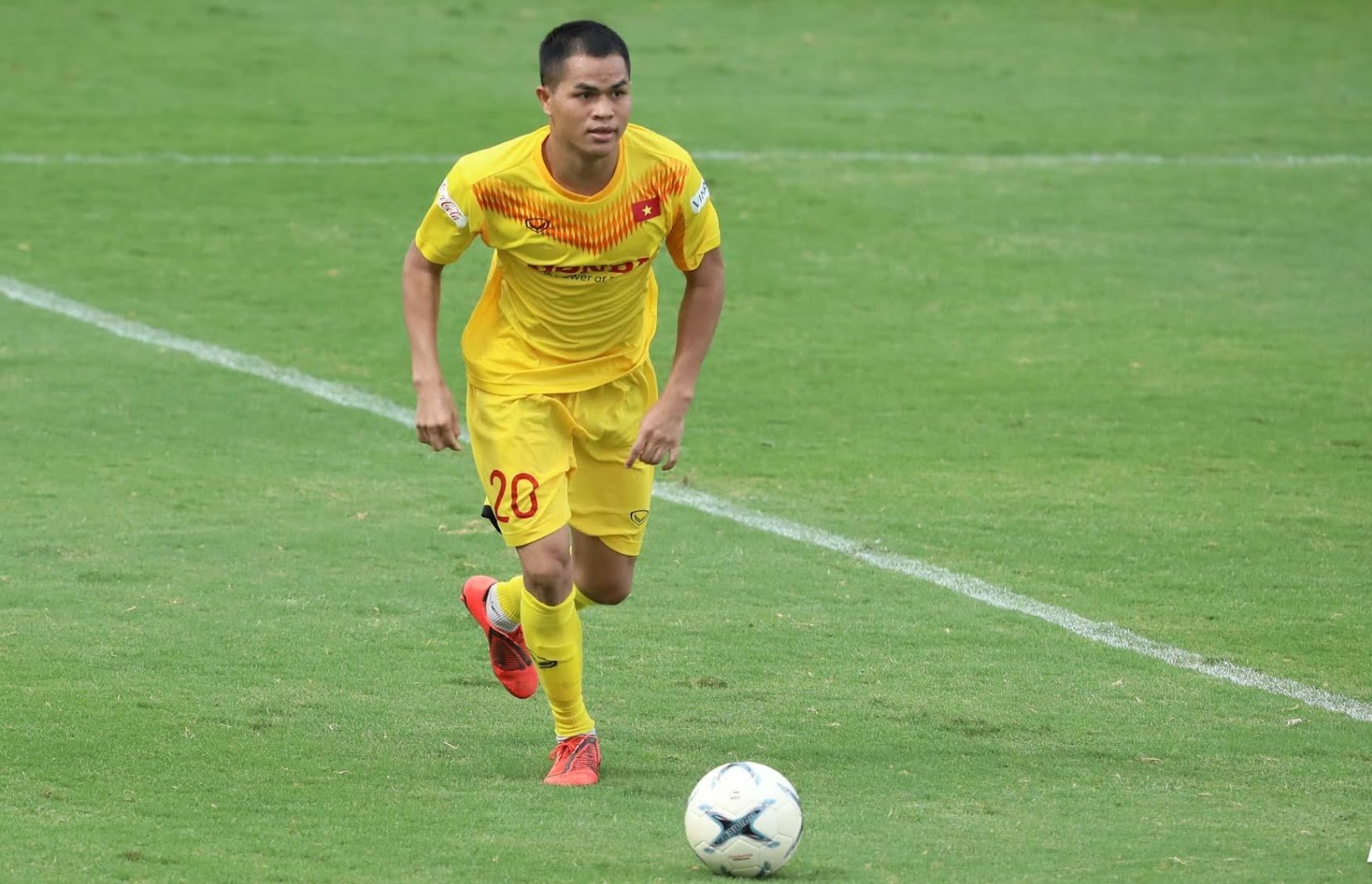 Cầu thủ Dụng Quang Nho trên sân cỏ