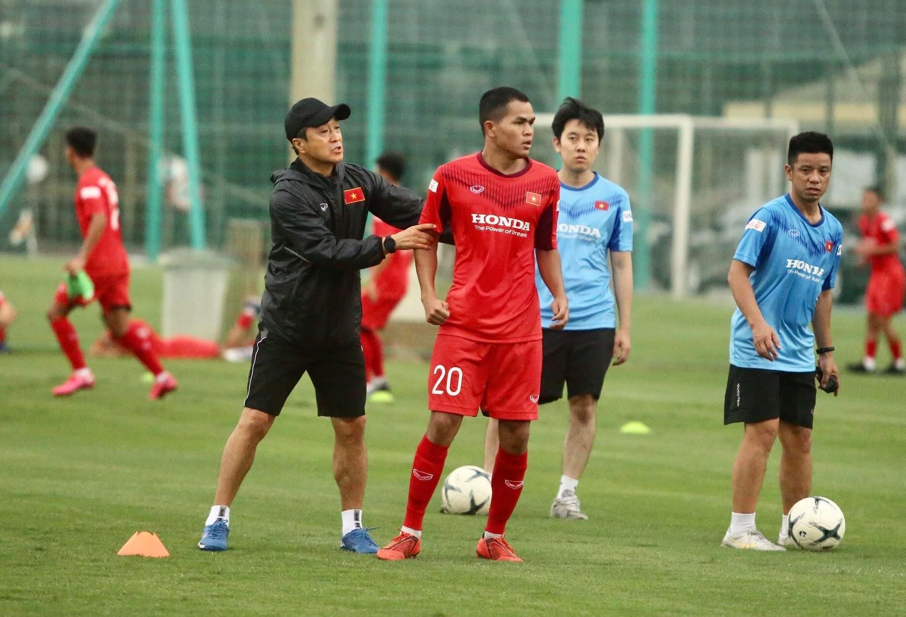 Cầu thủ Dụng Quang Nho được Ban Huấn luyện kèm cặp.