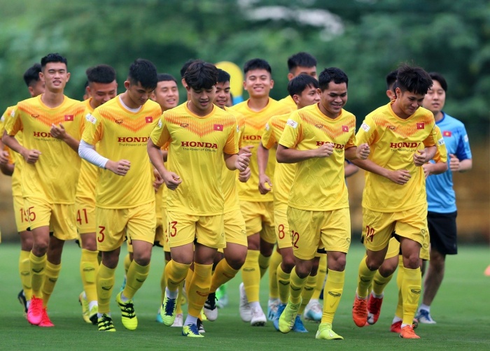 Cầu thủ Dụng Quang Nho (thứ tư từ trái sang phải) cùng Đội tuyển U22 Việt Nam
