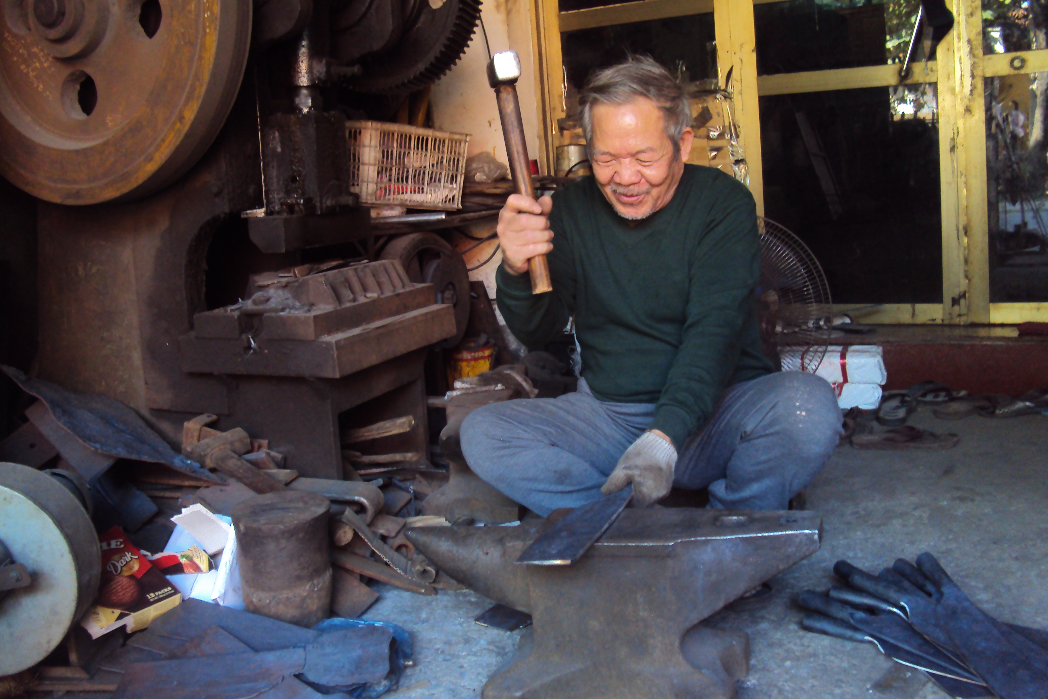 Thợ rèn Nguyễn Văn Mộc đang thực hiện công đoạn rèn nguội những con dao chặt.