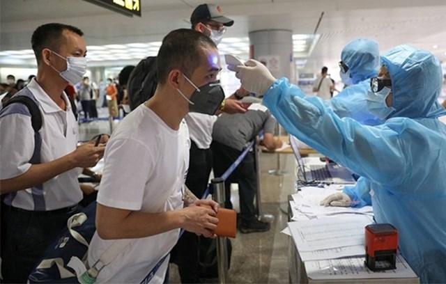 Công dân được kiểm tra thân nhiệt trước khi lên máy bay (Ảnh: Vnexpress) 