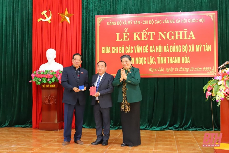 Phó Chủ tịch thường trực Quốc hội Tòng Thị Phóng tặng sách cho hai tổ chức Đảng