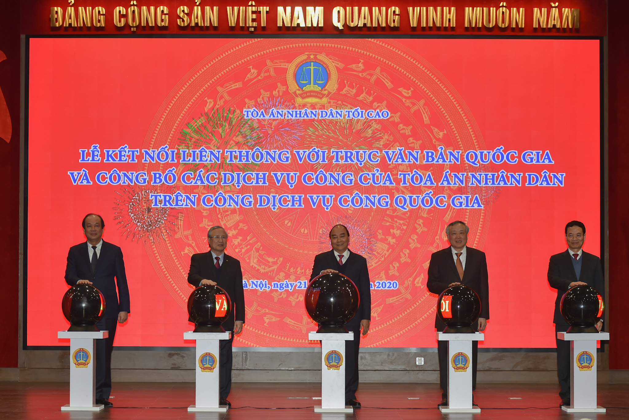Thủ tướng và các đại biểu thực hiện nghi thức công bố Cổng dịch vụ công TAND trên Cổng dịch vụ công quốc gia - Ảnh: VGP/Quang Hiếu