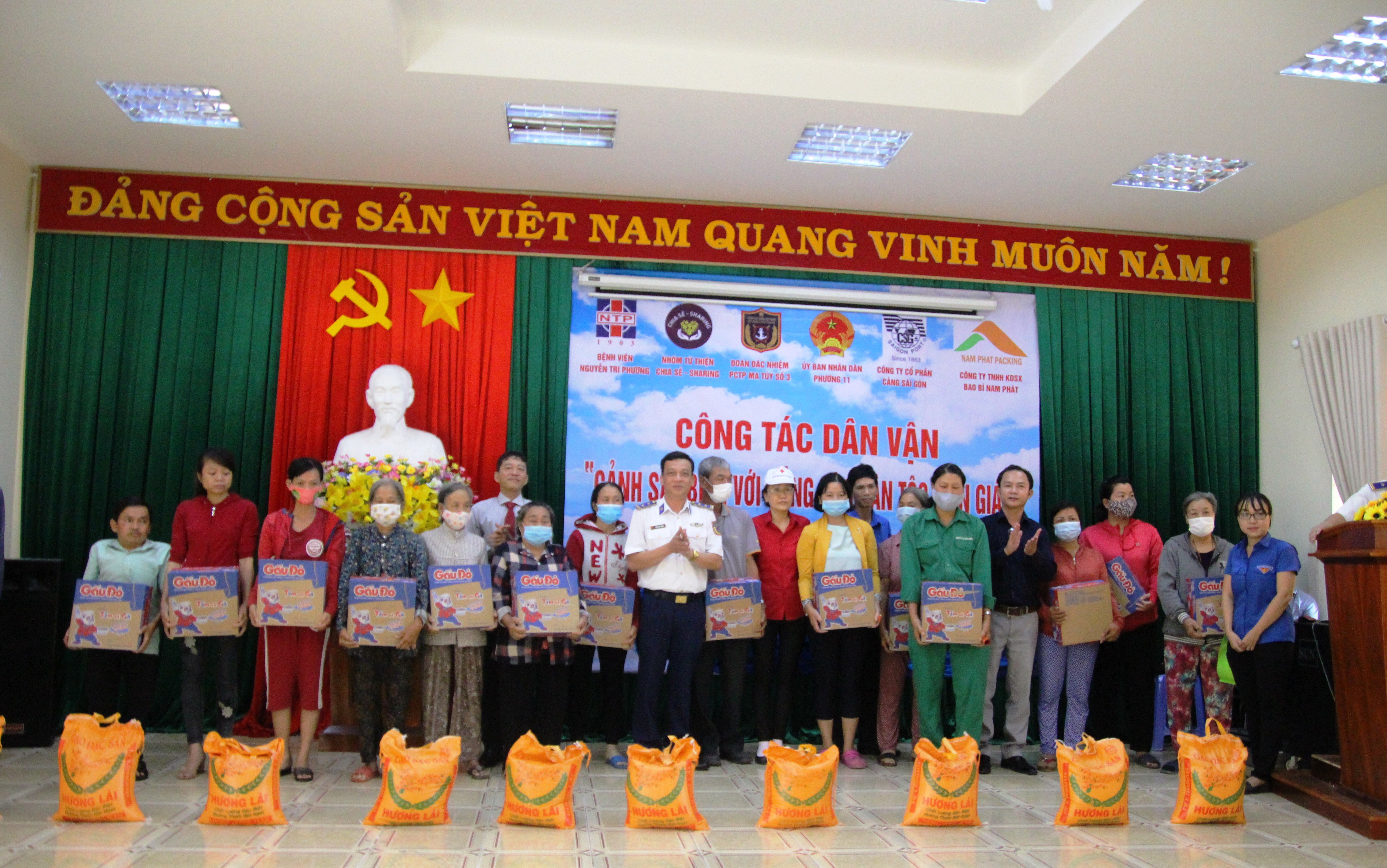 Trung tá Trần Xuân Thắng, Bí thư Đảng ủy, Chính ủy Đoàn Đặc nhiệm Phòng chống ma tuý số 3 cùng lãnh đạo các đơn vị đồng hành tặng gạo, mì tôm cho 50 hộ gia đình.