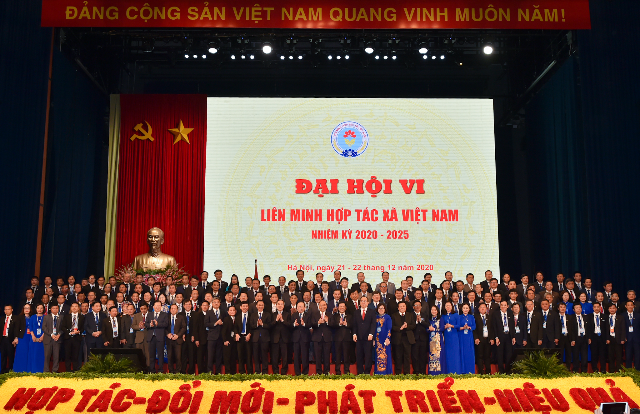 Thủ tướng Nguyễn Xuân Phúc cùng các đại biểu dự Đại hội. - Ảnh VGP/Quang Hiếu 