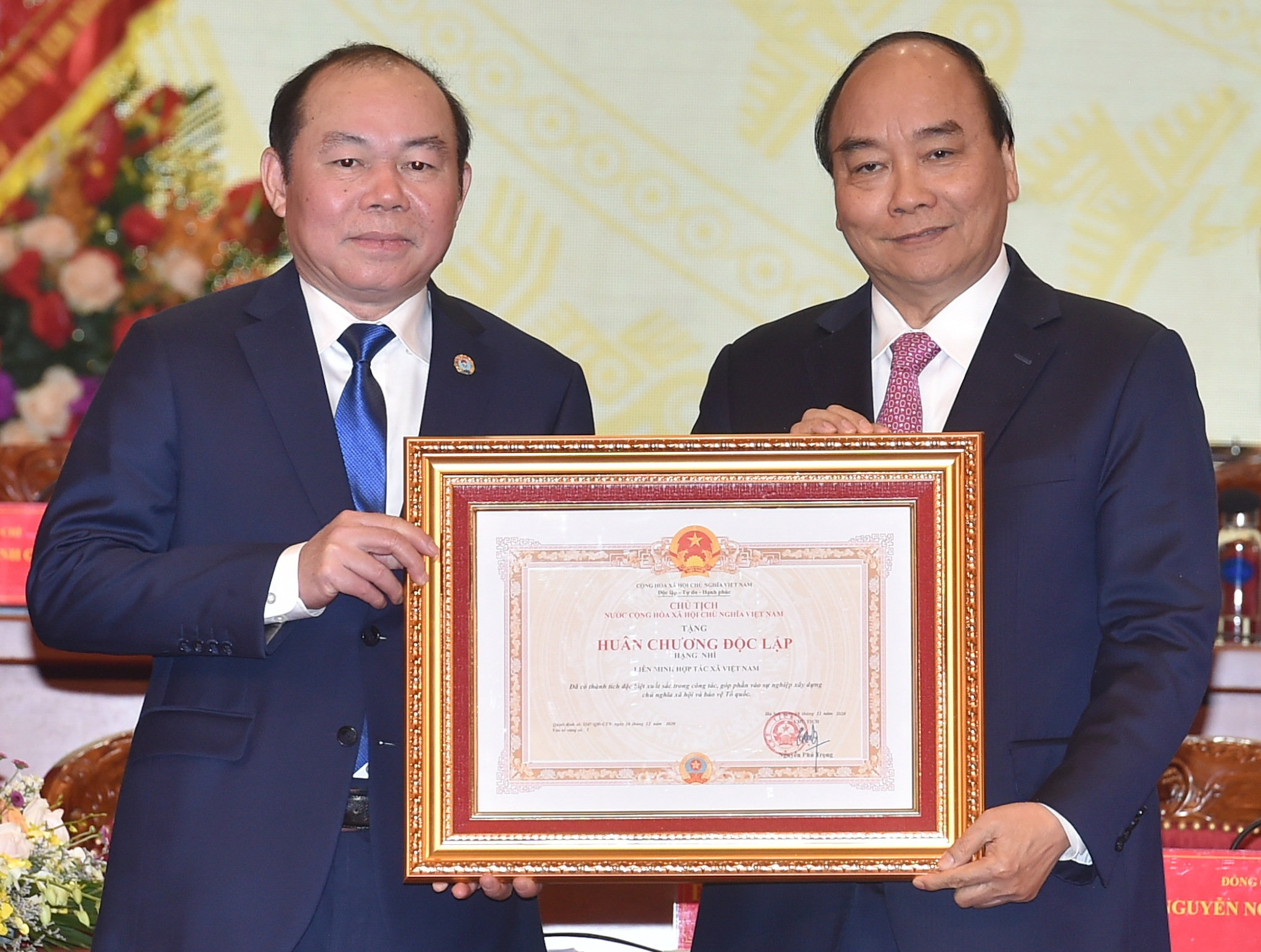 Thủ tướng trao Huân chương Độc lập hạng Nhì cho Liên minh Hợp tác xã Việt Nam. Ảnh VGP/Quang Hiếu